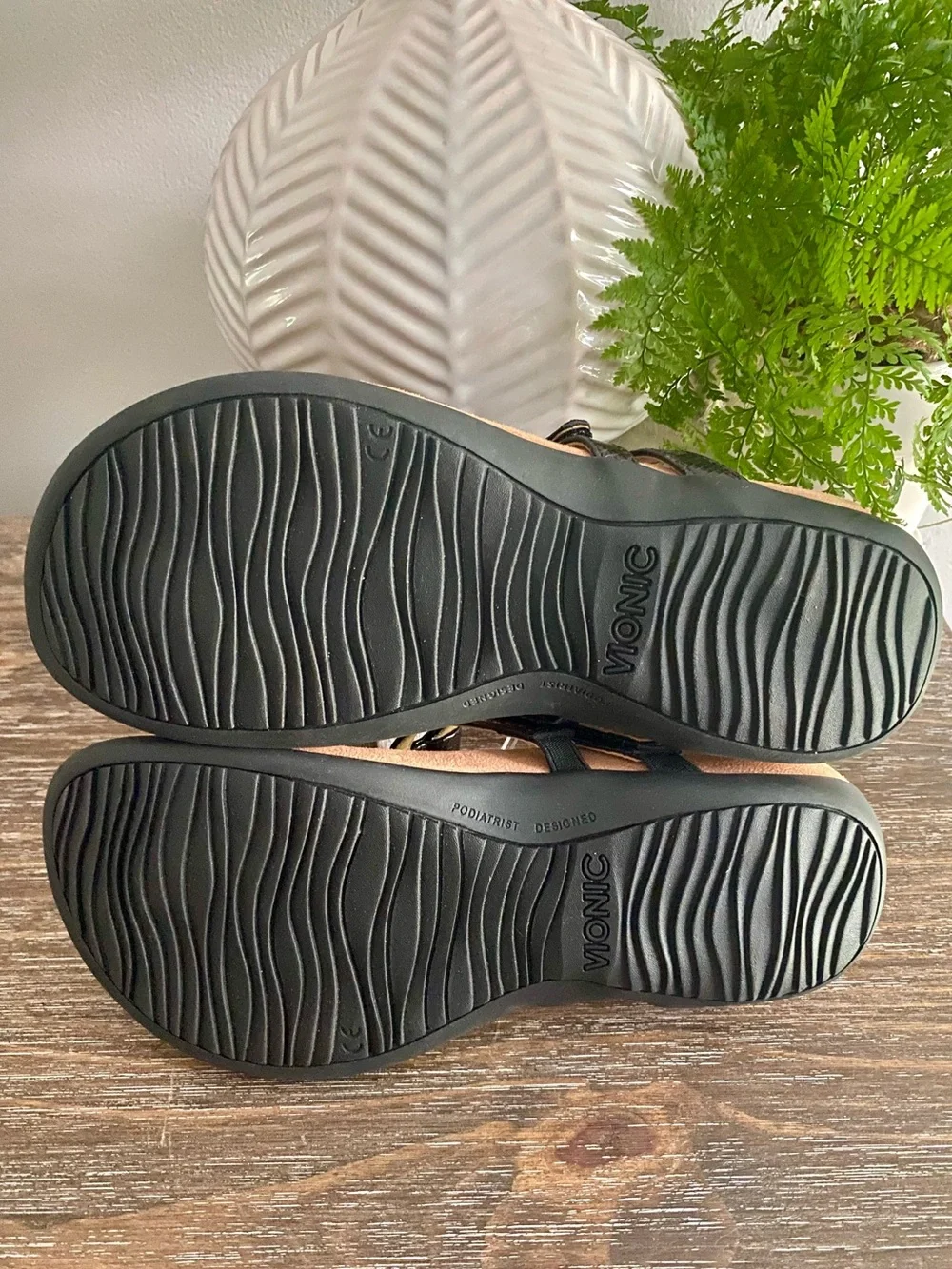 Vionic Elvia Adjustable Slip-on Orthotic Arch Support Sandals Womens 8 Black - Picture 3 of 7